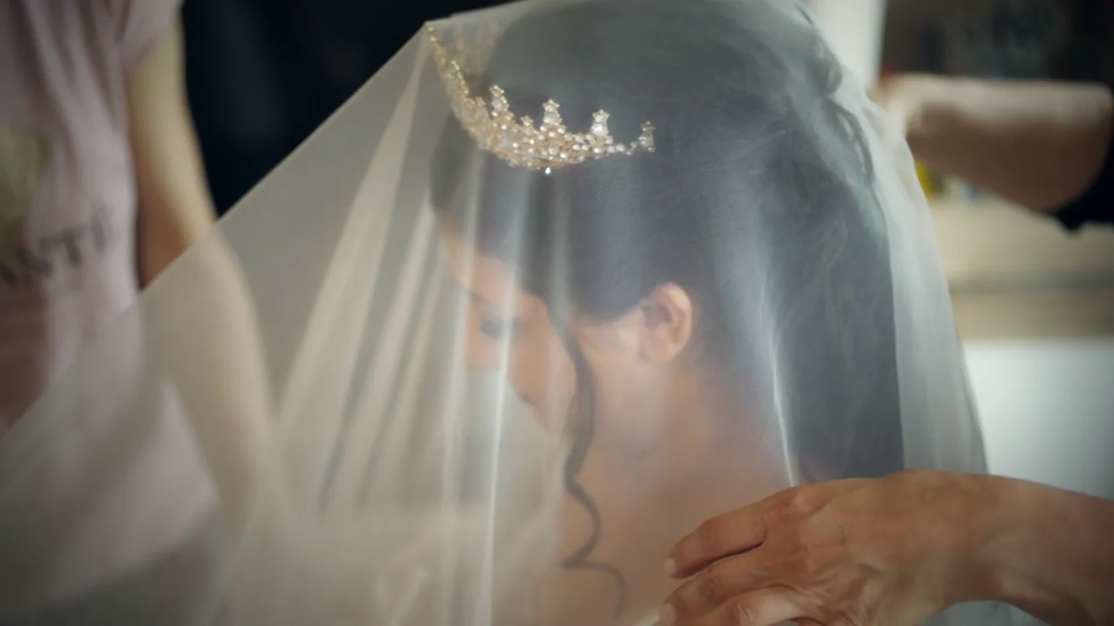 Gabriela’s veil is carefully secured in her hair